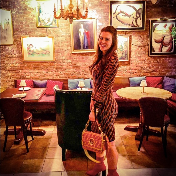 Meet your Posher, Stephanie - Picture 2 of 9